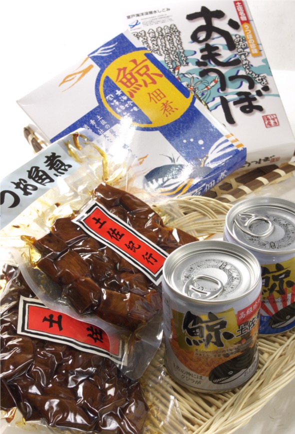 土佐名産のくじらの佃煮、鯨カレー、土佐の鰹の角煮。 土佐名産のくじらの佃煮、鯨カレー、土佐の鰹の角煮。